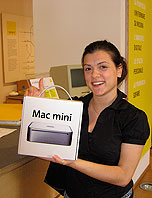 Angelica con il suo nuovo Mac mini